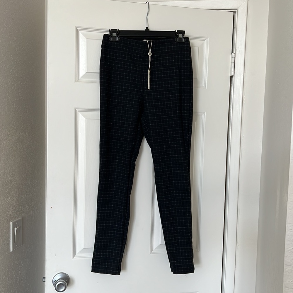 Women’s Max Studio, size small, black pant with small white square print